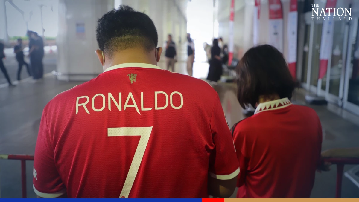 Manchester United land in Thailand without Ronaldo