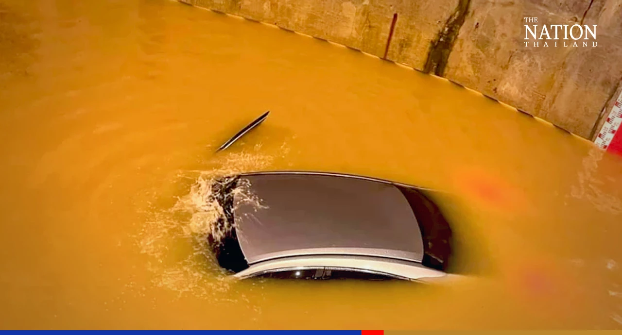 Driver escapes as car suddenly drowns in Nakhon Ratchasima tunnel