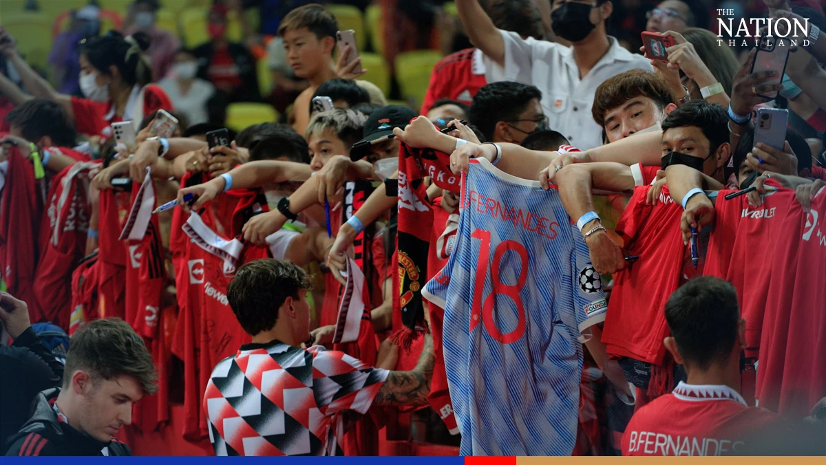 Players thanks Thai fans after Man Utd rout Liverpool