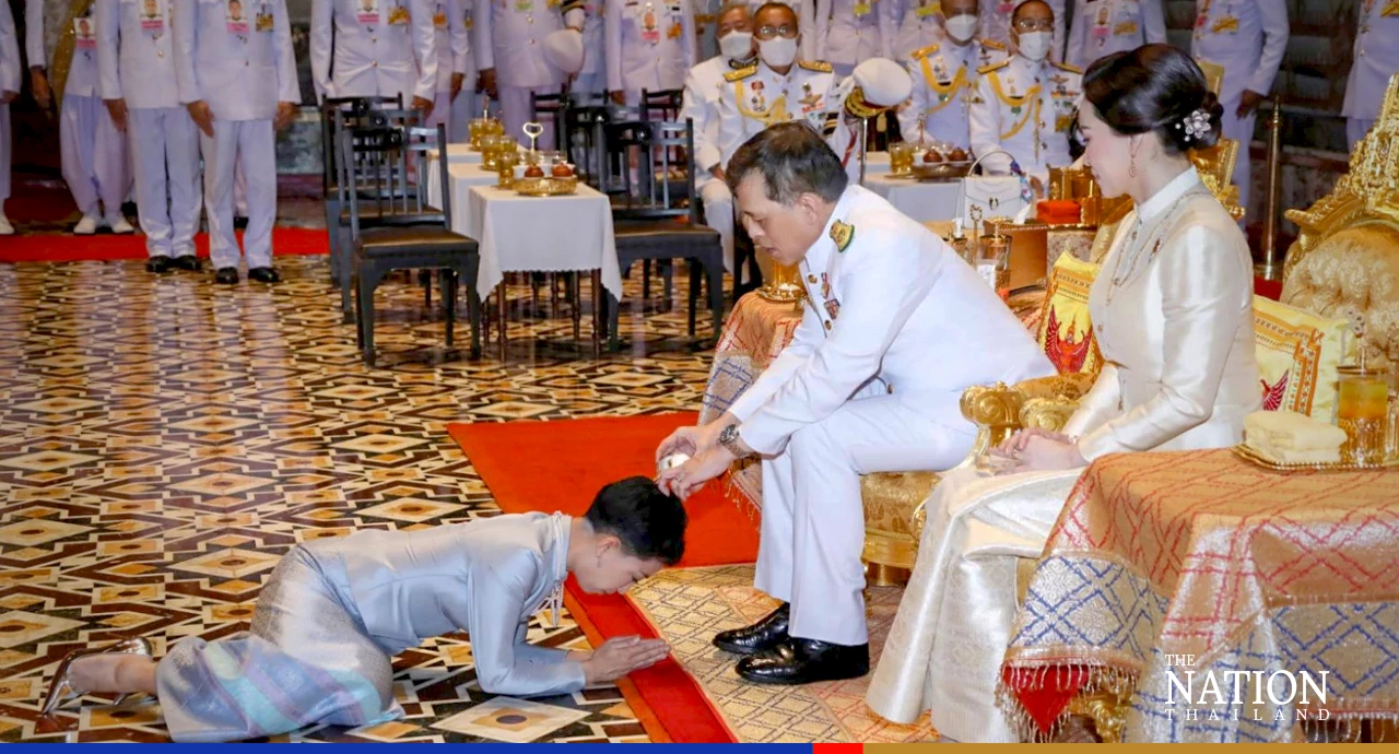 His Majesty changes Emerald Buddha's attire for rainy season