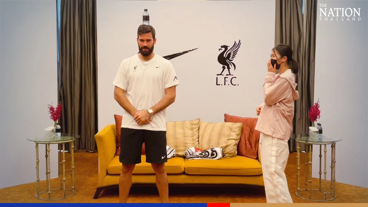 Taekwondo champ Panipak meets Liverpool players