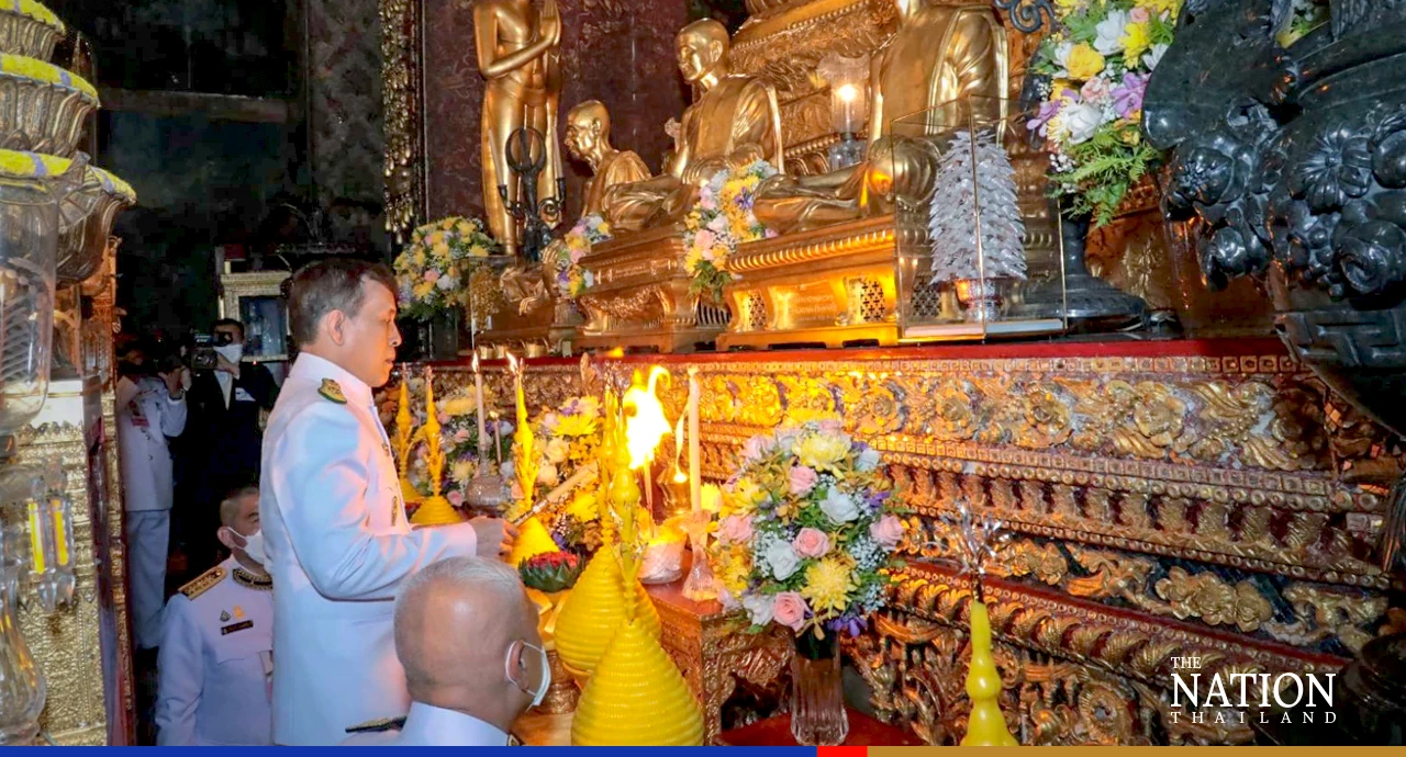 His Majesty changes Emerald Buddha's attire for rainy season