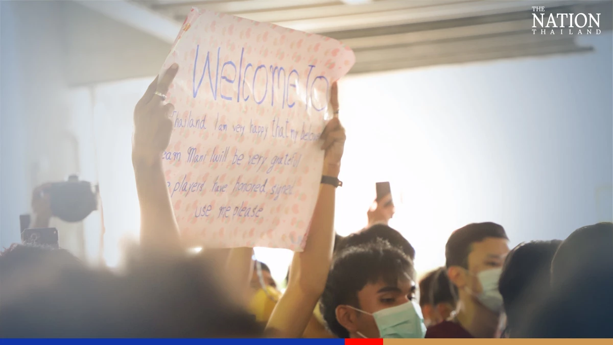 Manchester United land in Thailand without Ronaldo