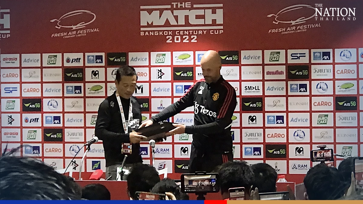 Man Utd coach, organiser exchange souvenirs