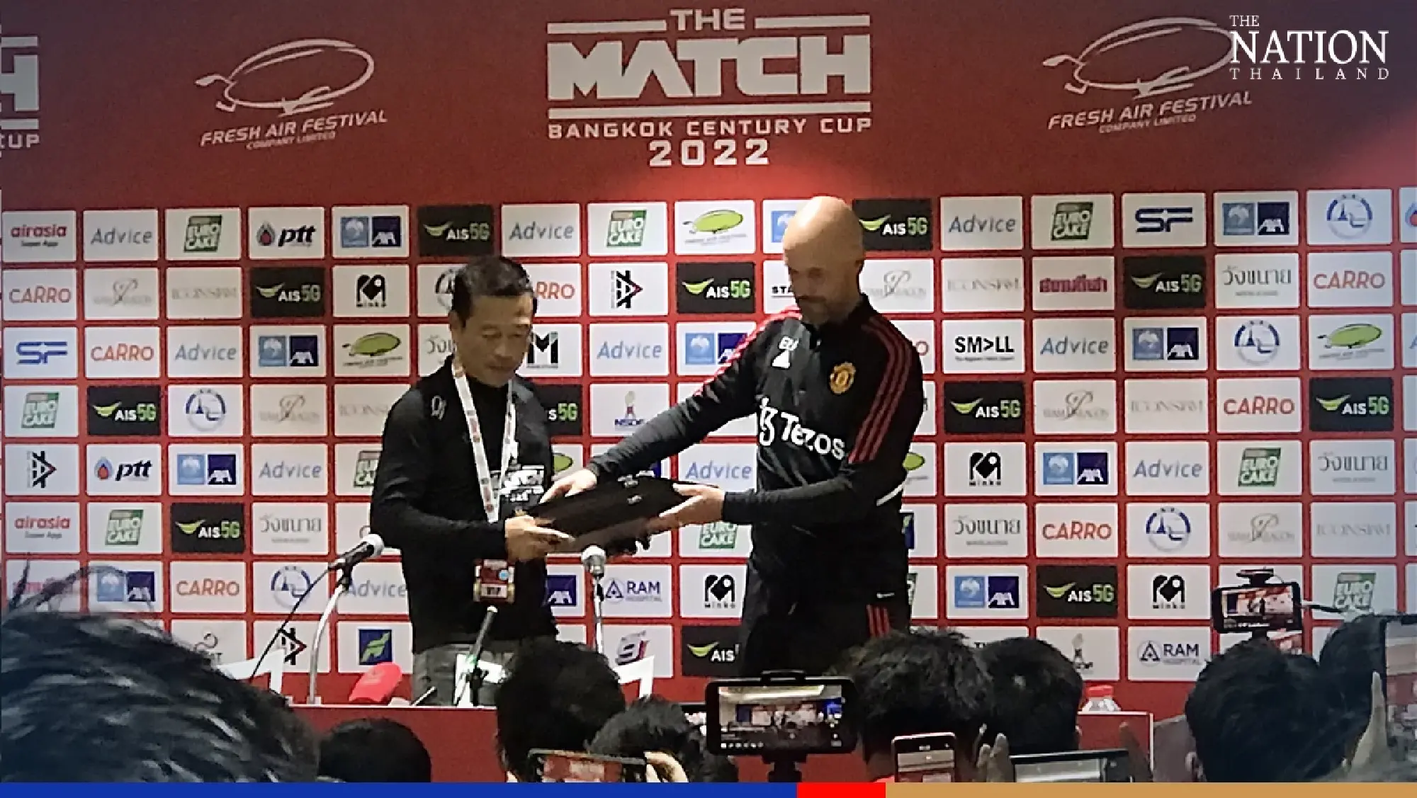 Man Utd coach, organiser exchange souvenirs