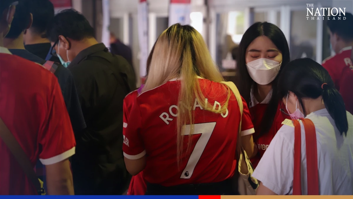 Manchester United land in Thailand without Ronaldo
