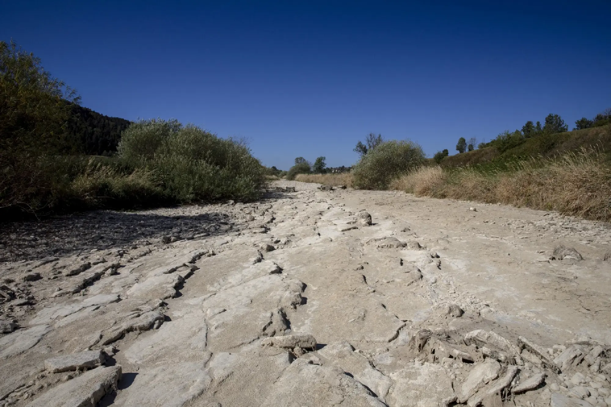 Tourist boats marooned as drought parches France's river