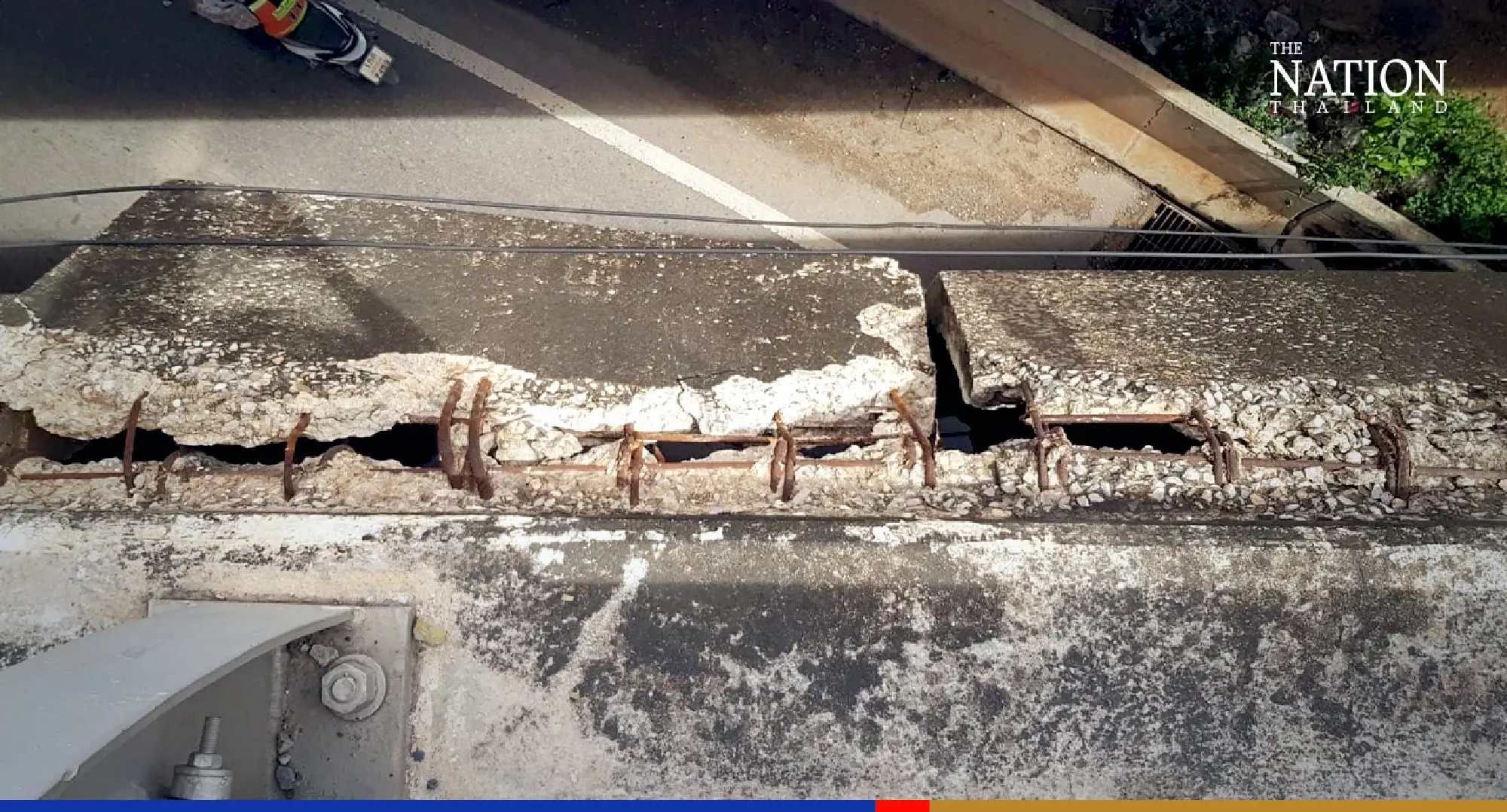 Part of Rama II highway blocked to remove loose concrete slabs of flyover