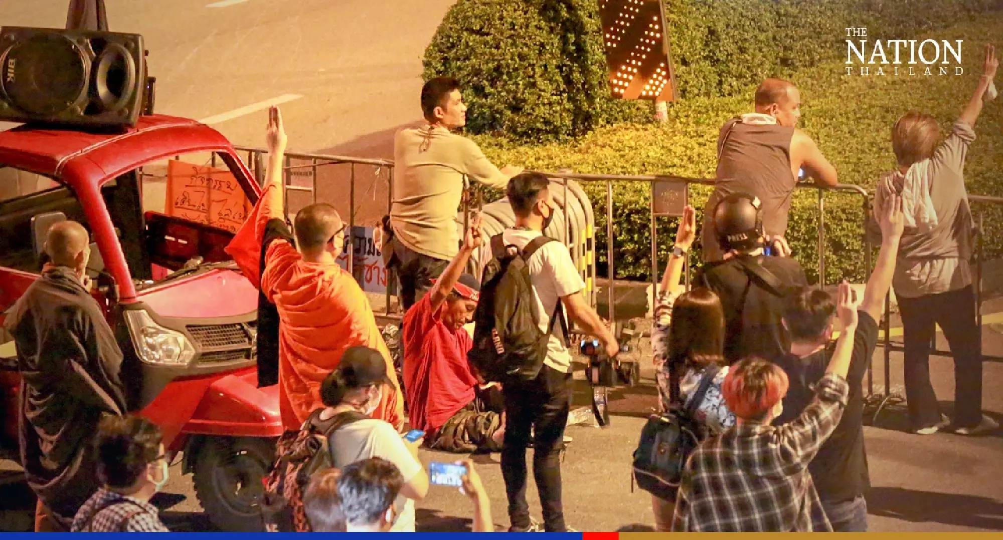 Anti-Prayut rallyists camp out at Govt House