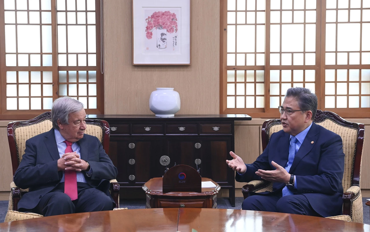 South Korean Foreign Minister Park Jin (right) holds talks with UN Secretary-General Antonio Guterres during their meeting at the foreign ministry in Seoul on Friday. (Yonhap) South Korean Foreign Minister Park Jin (right) holds talks with UN Secretary-General Antonio Guterres during their meeting at the foreign ministry in Seoul on Friday. (Yonhap)