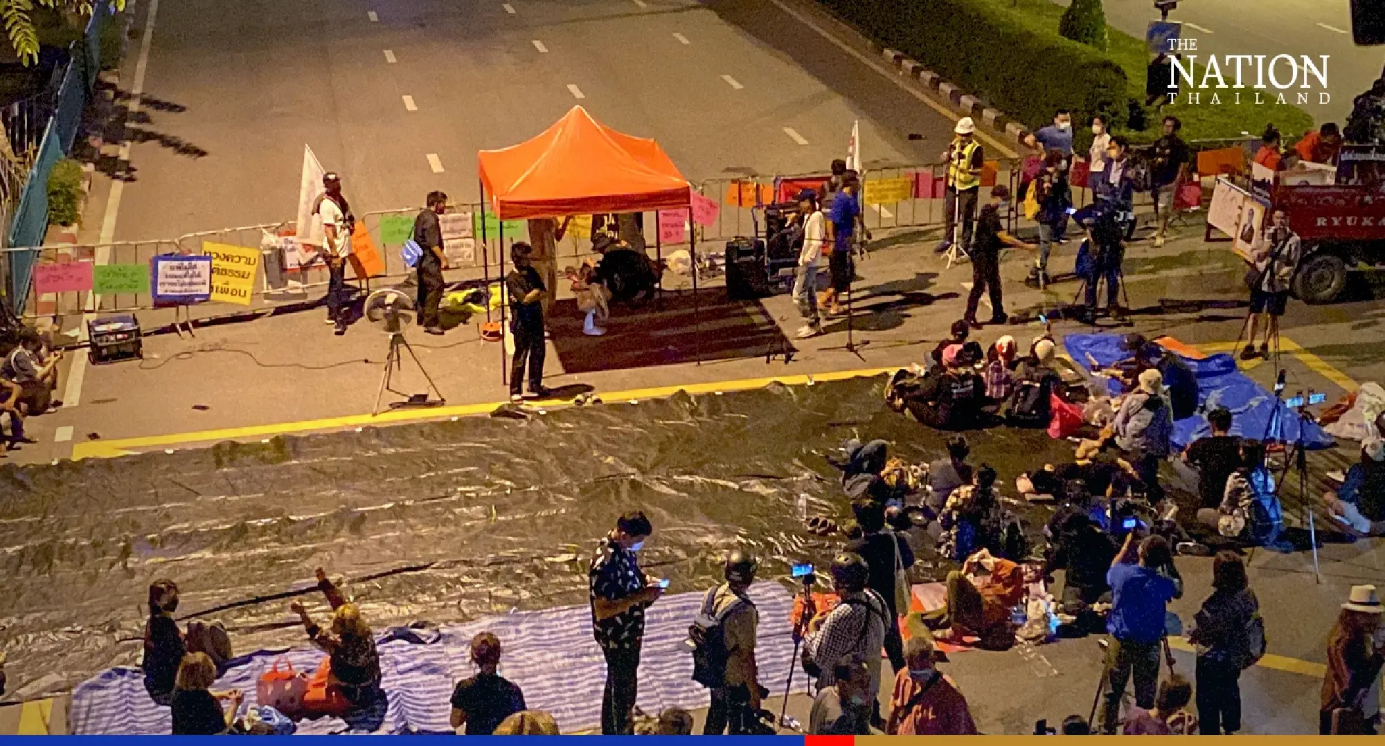 Anti-Prayut rallyists camp out at Govt House
