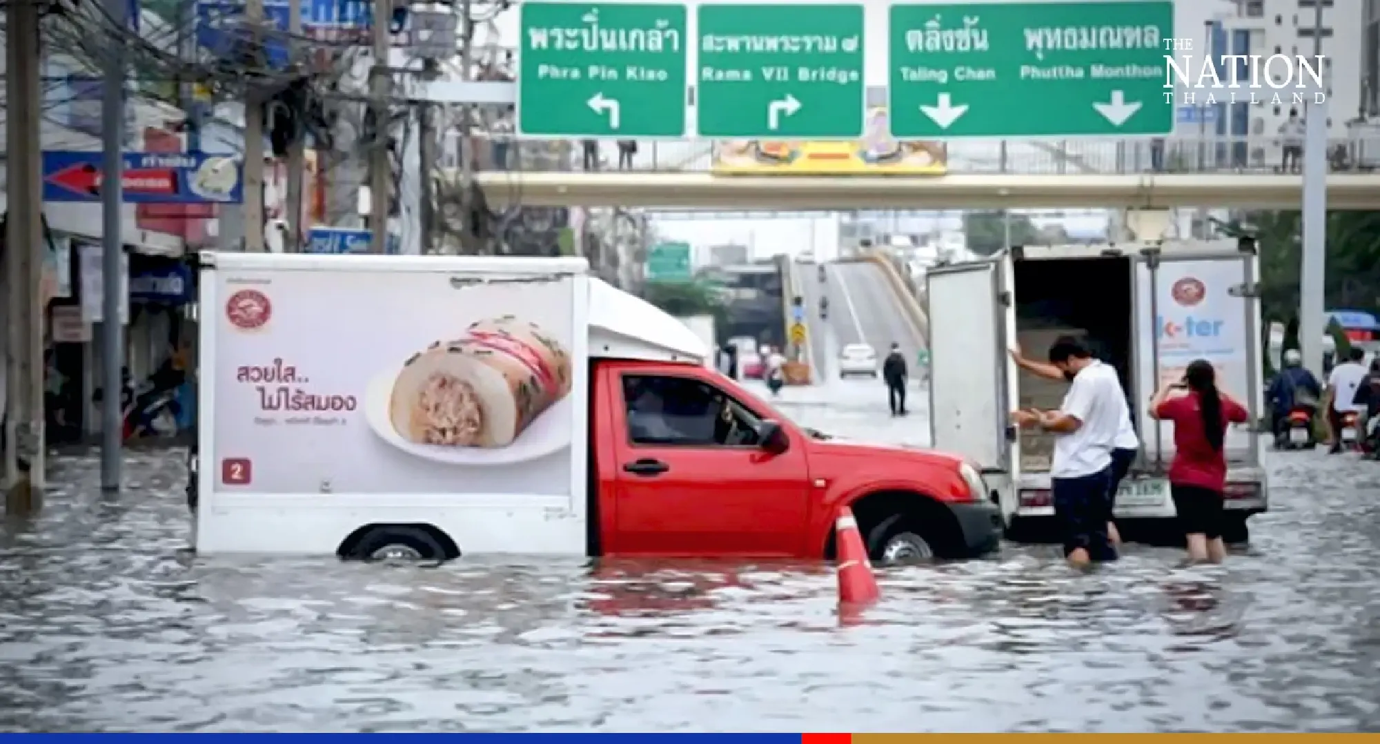 Prawit deploys soldiers to help BMA build sandbag barriers against possible flooding