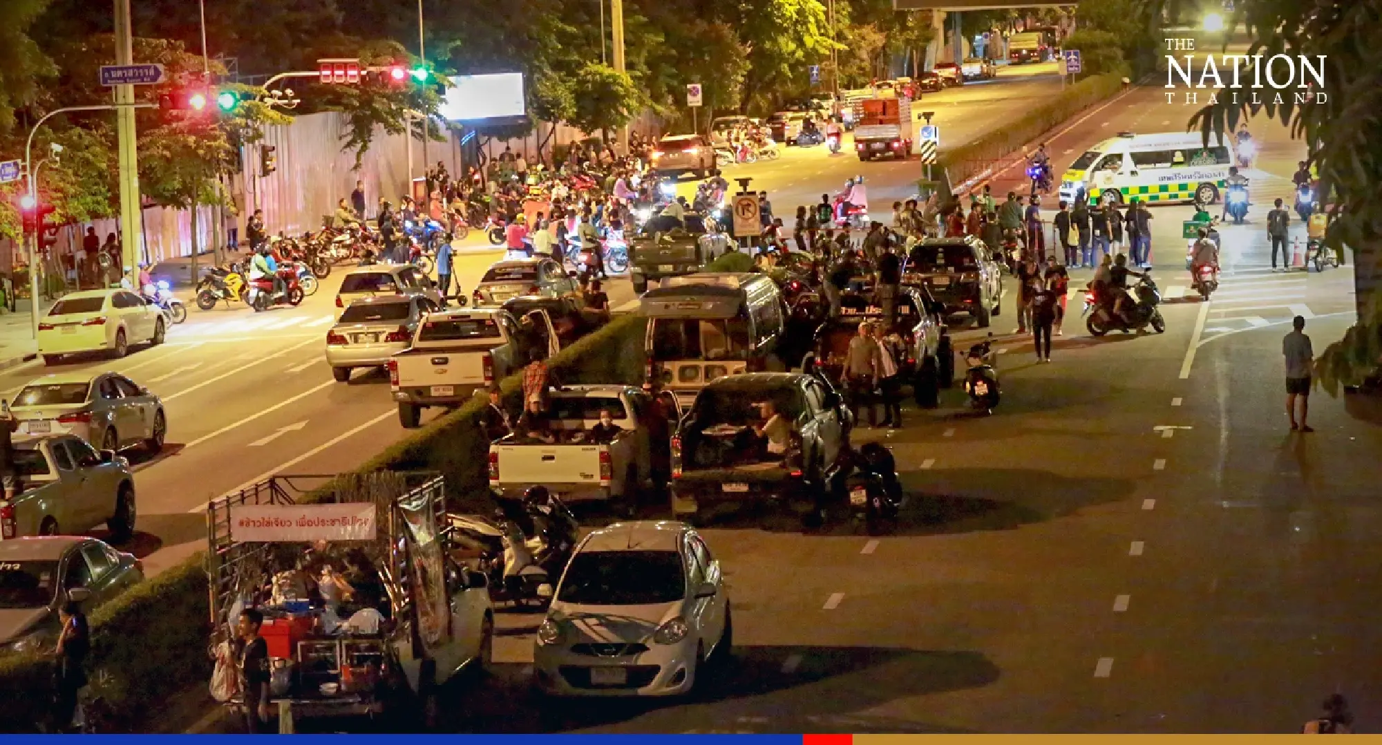 Anti-Prayut rallyists camp out at Govt House