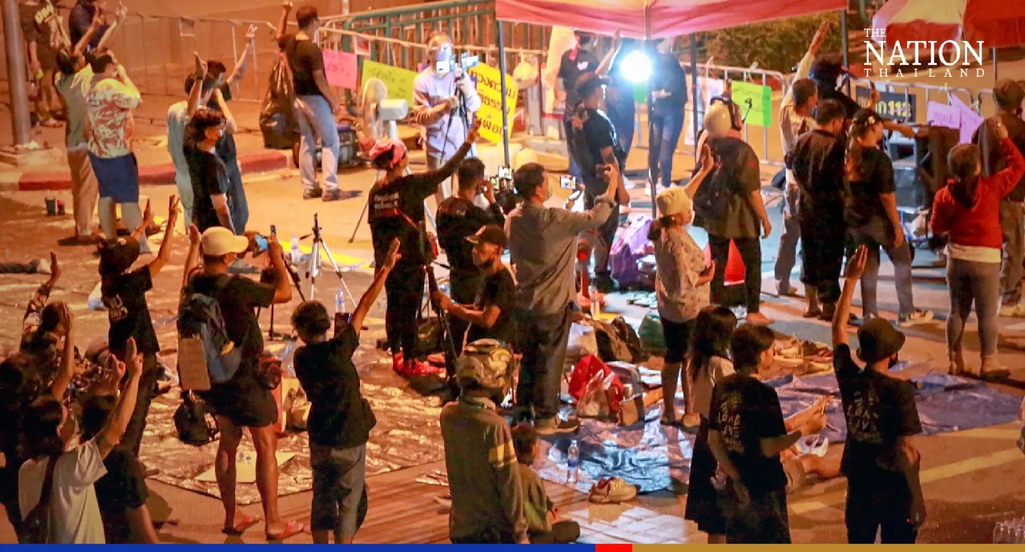 Anti-Prayut rallyists camp out at Govt House