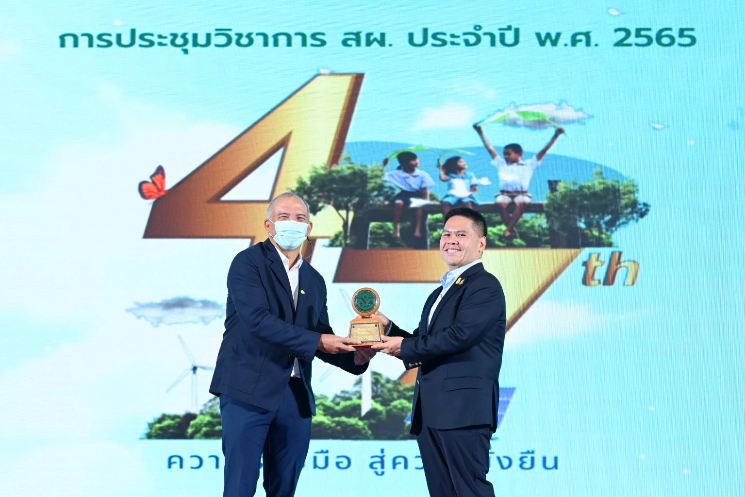 Gulf Group, represented by Mr. Tanon Tantisunthorn (left), Chief Corporate Affairs Officer, accepted EIA Monitoring Awards 2021 from Mr. Varawut Silpa-archa (right), the Minister of Natural Resources and Environment. The awards ceremony was held at the Grand Ballroom, Miracle Grand Convention Hotel, Bangkok.
