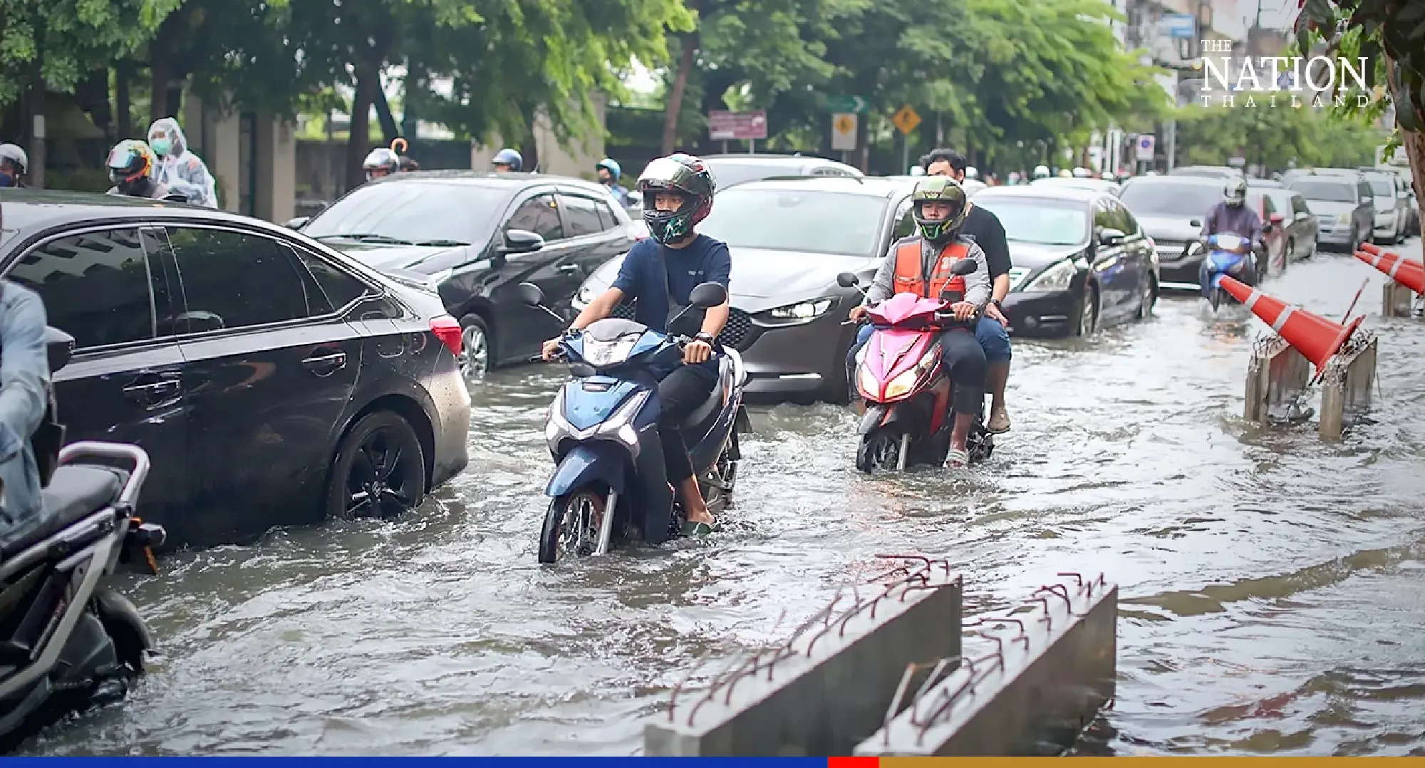 Prawit deploys soldiers to help BMA build sandbag barriers against possible flooding