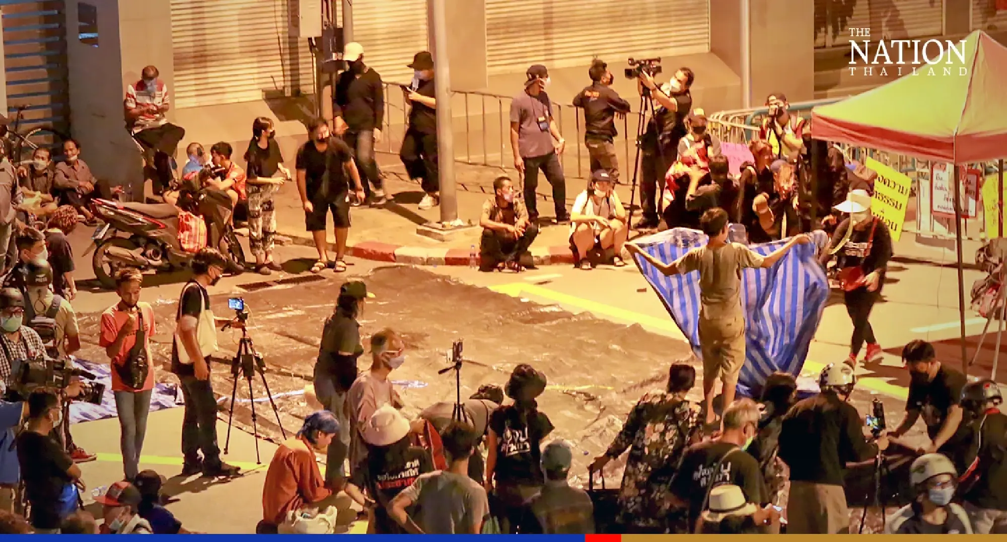 Anti-Prayut rallyists camp out at Govt House