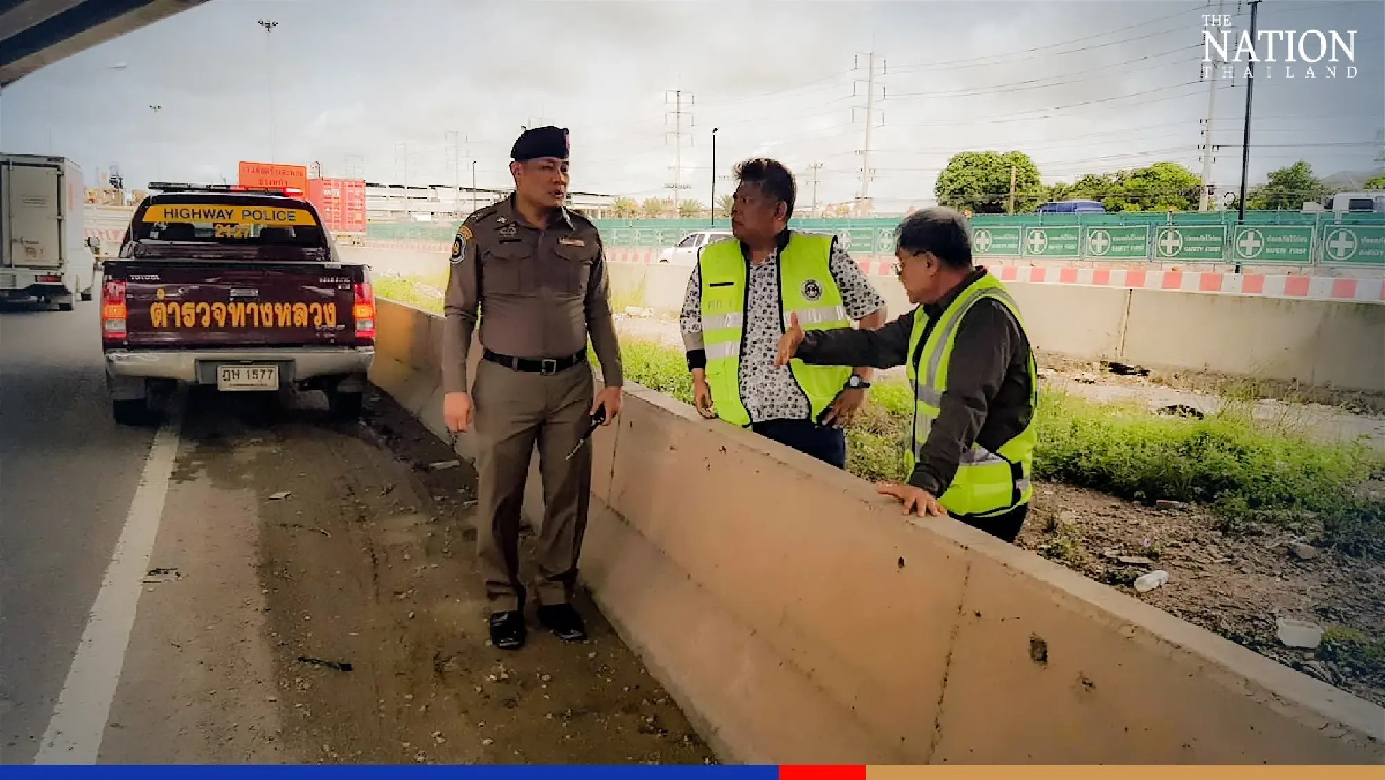 Part of Rama II highway blocked to remove loose concrete slabs of flyover