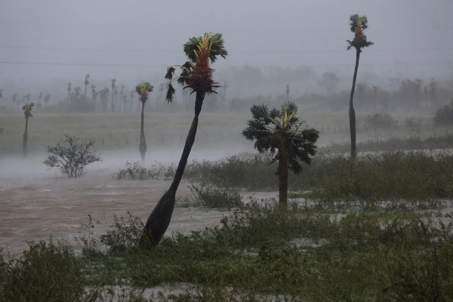 Hurricane Ian makes its way to Florida's west coast after passing Cuba