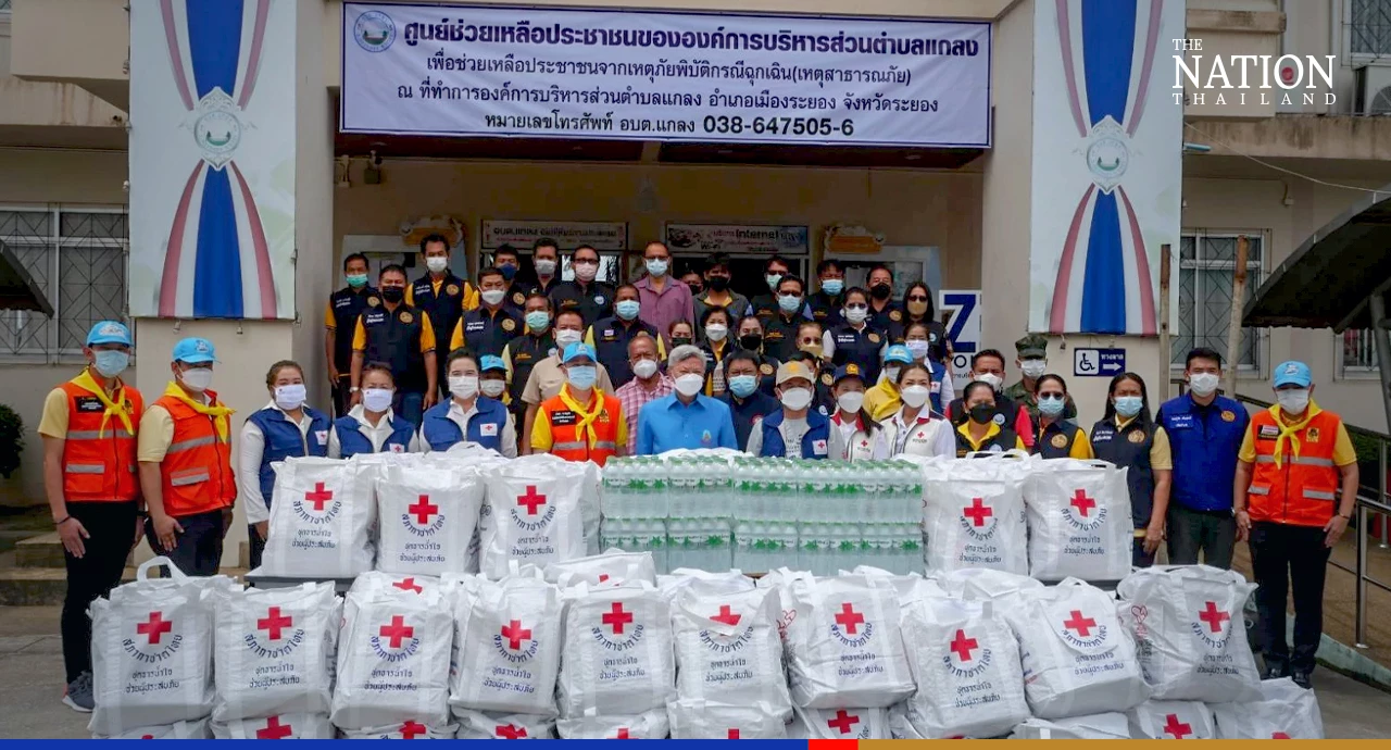 20 Navy boats sent to Rayong to help redirect floods