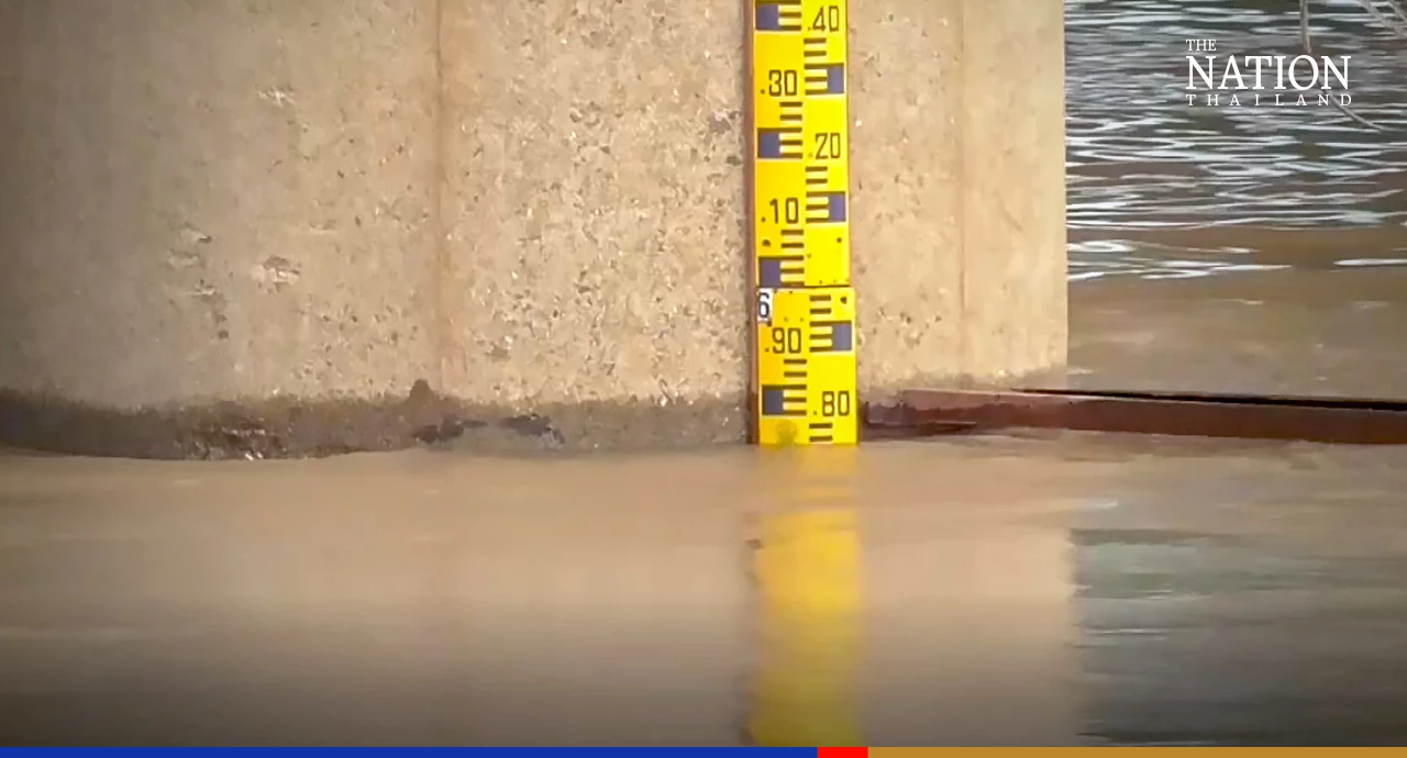 Cargo ships crawl under Ang Thong bridges as Chao Phraya rises