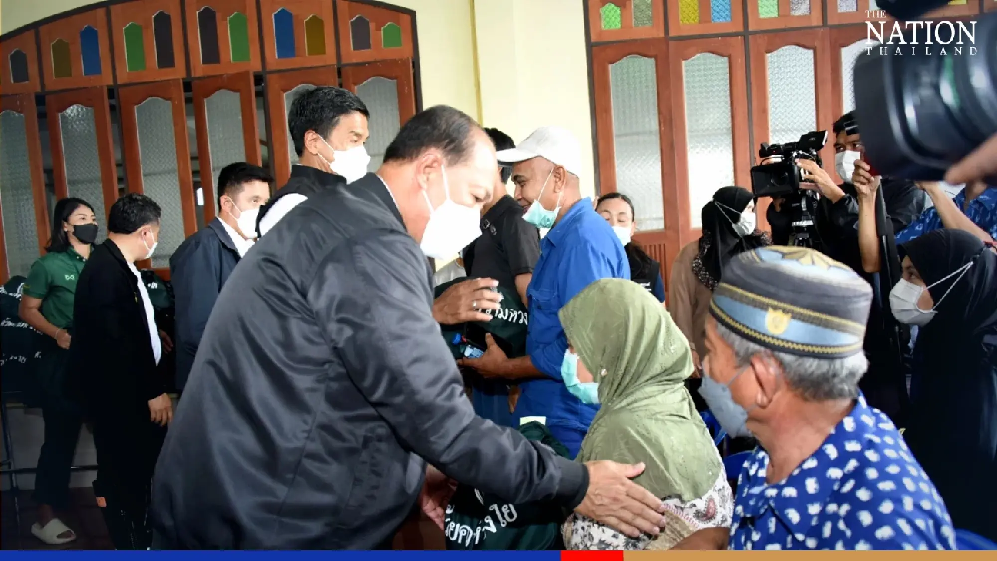 Anupong visits flood-hit Bangkok area, pledges help to BMA