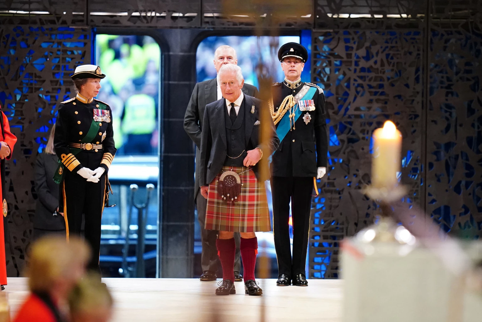 Scots pay tribute to late Queen and welcome new King