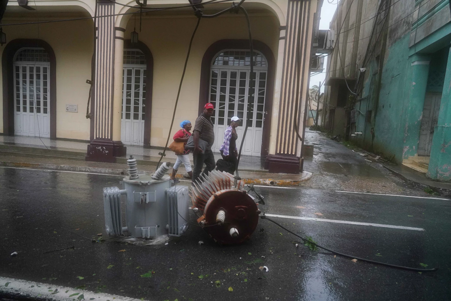 Hurricane Ian makes its way to Florida's west coast after passing Cuba