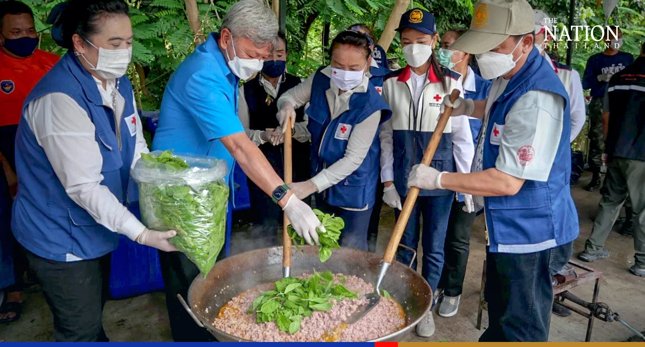 20 Navy boats sent to Rayong to help redirect floods