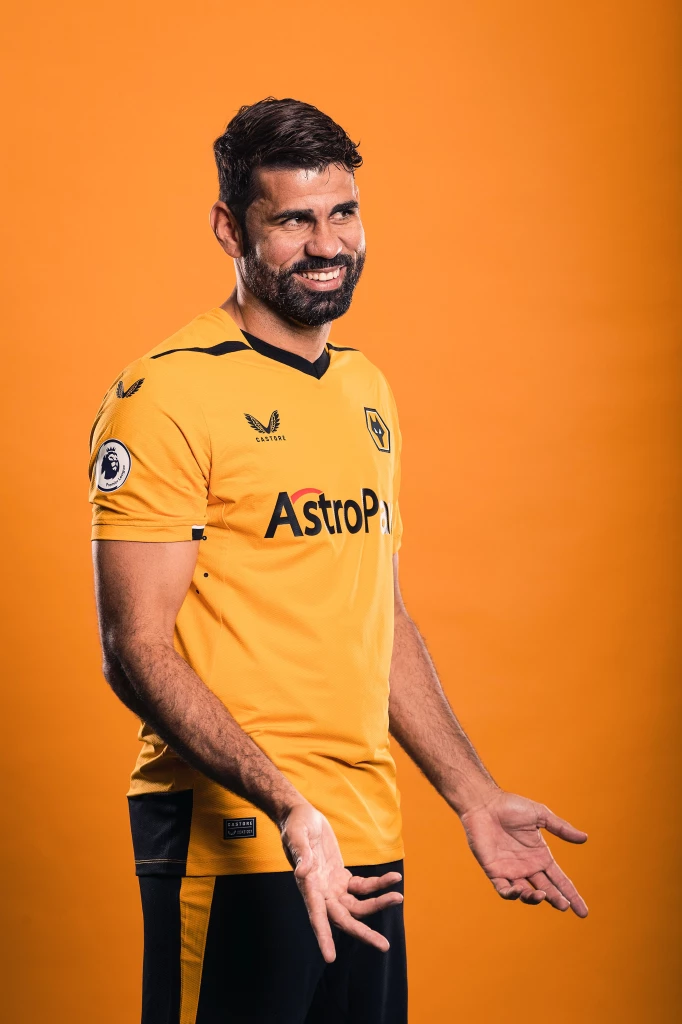 Costa returns to England, signs for Wolves