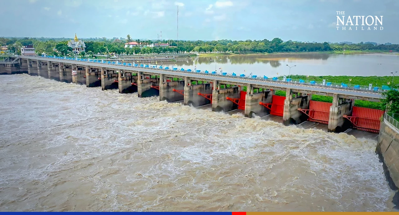 Cargo ships crawl under Ang Thong bridges as Chao Phraya rises