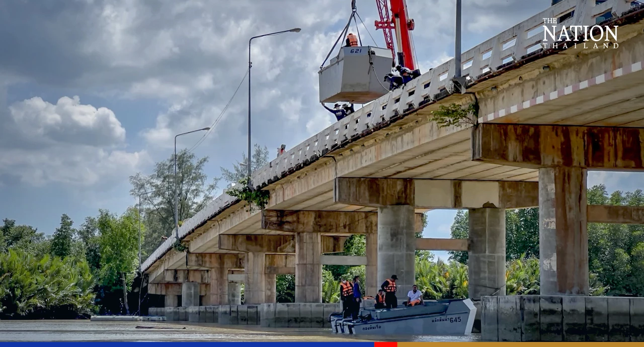 20 Navy boats sent to Rayong to help redirect floods