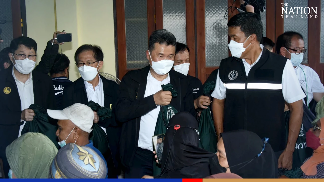 Anupong visits flood-hit Bangkok area, pledges help to BMA