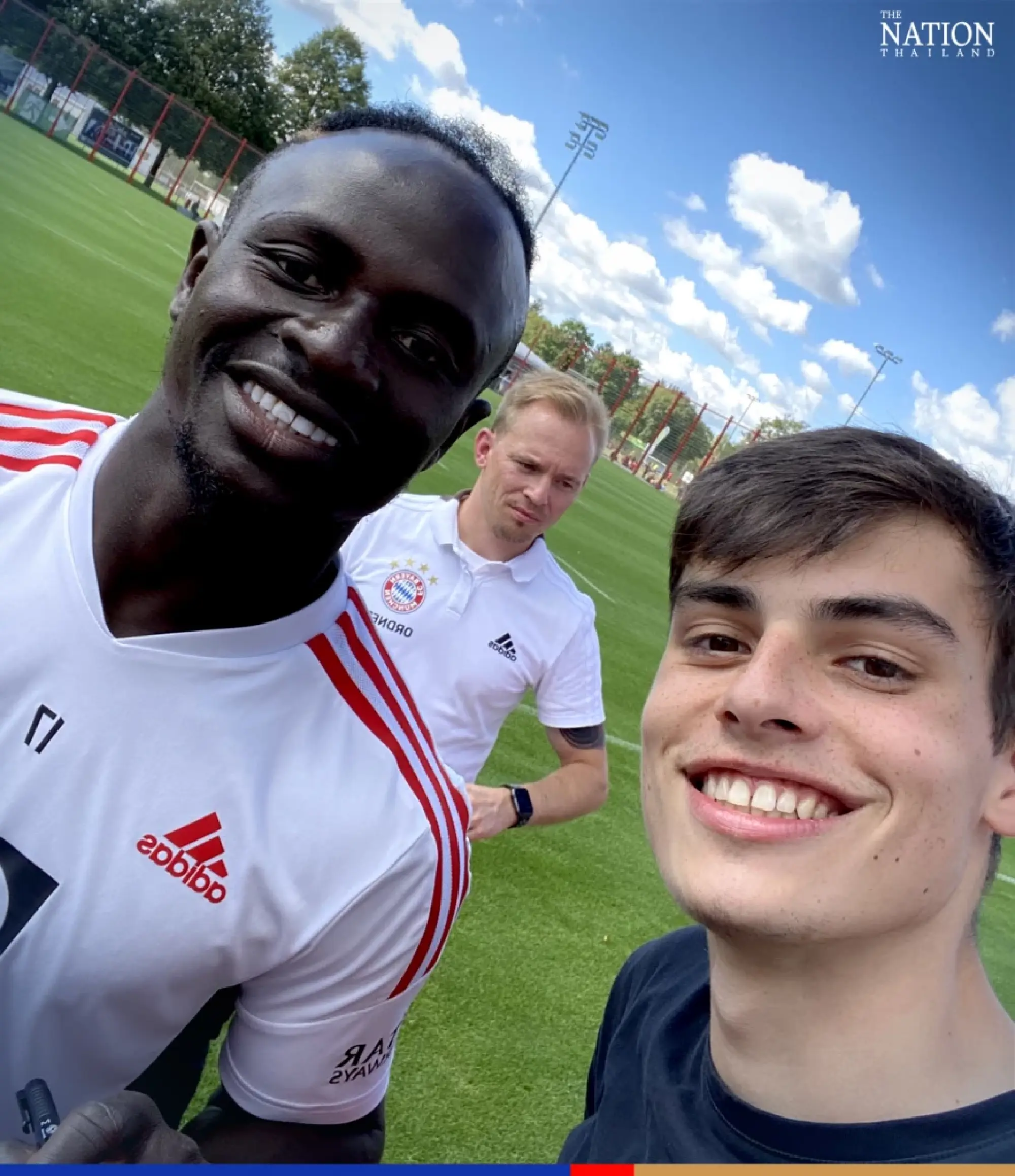 Sadio Mane love-bombs Bayern fans by signing over 1,000 autographs