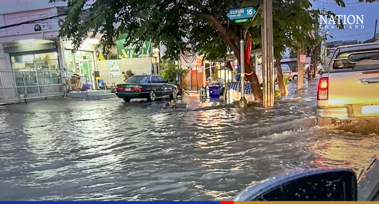 Flooded-in Bangkokians to get free shuttle services during rush hour