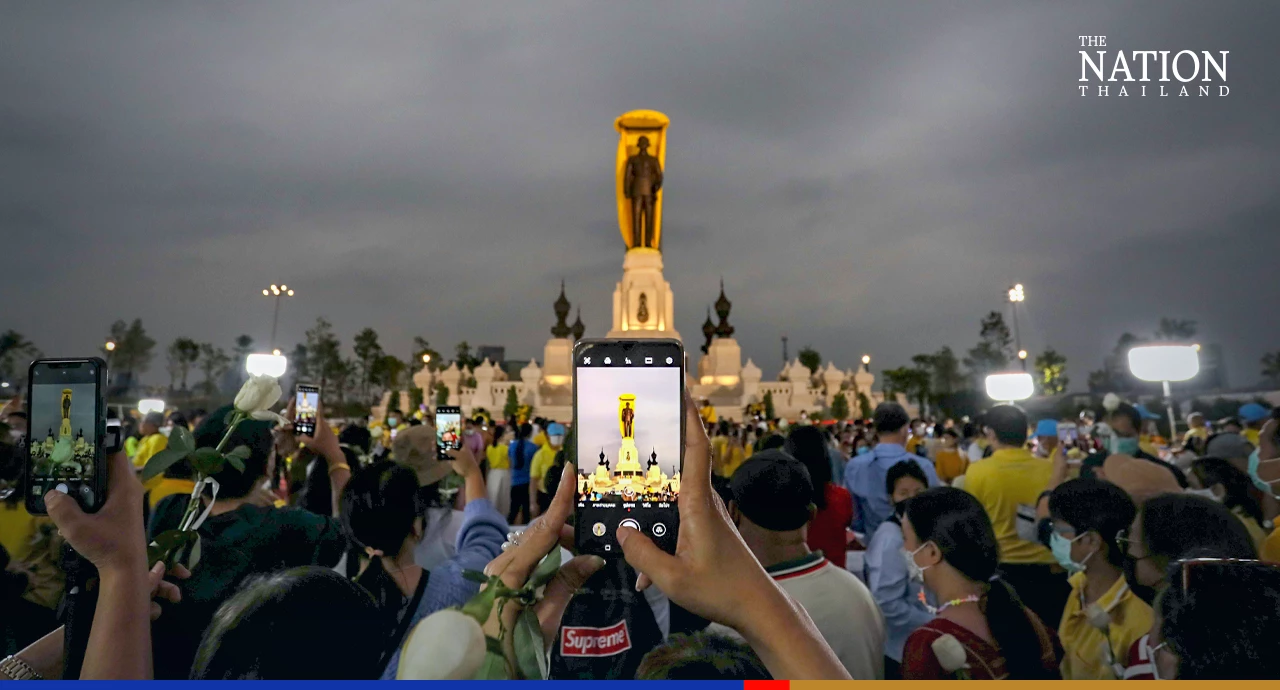 Crowds pay respects before new King Rama IX statue at Chalerm Phrakiat Park