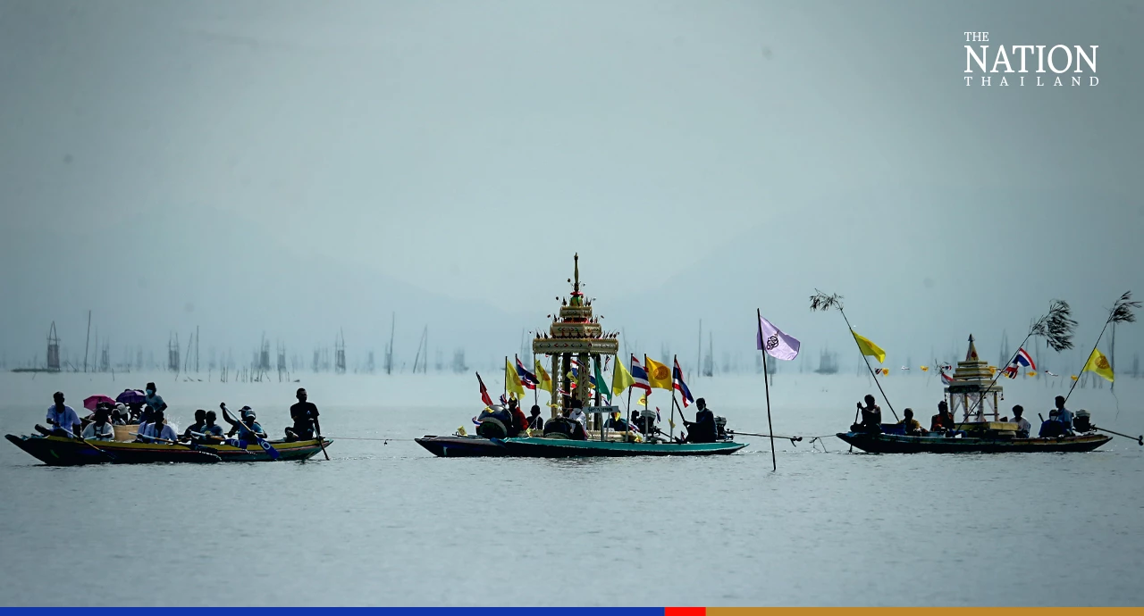 Locals, tourists in South observe ceremonies marking end of Buddhist Lent
