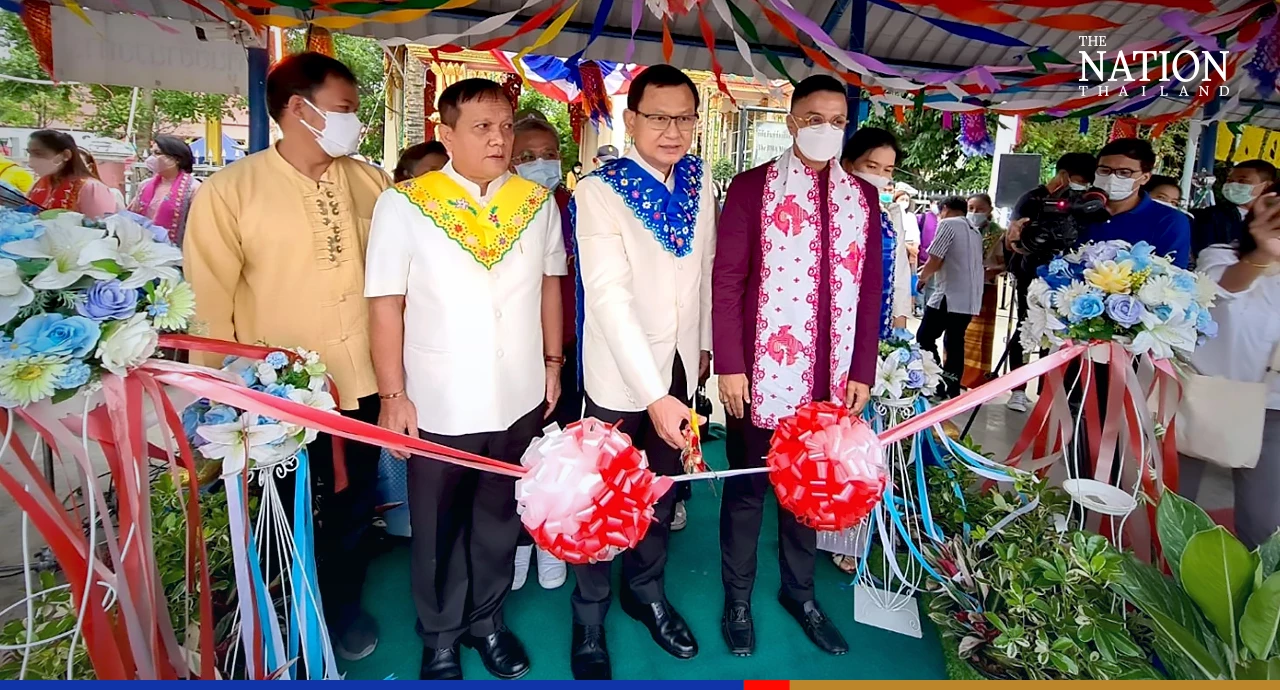 Lat Krabang locals keep Mon tradition of giving alms to 100 monks alive