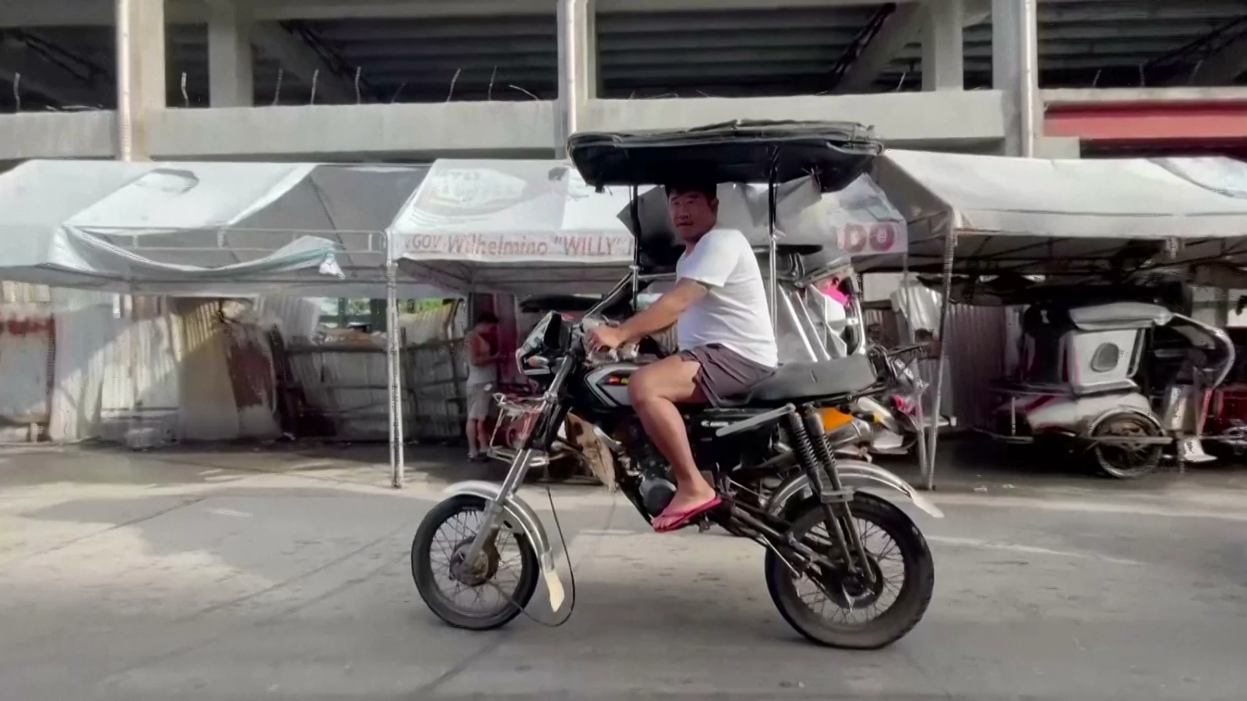 Philippine locals ride high and dry as taxis find ingenious flood solution