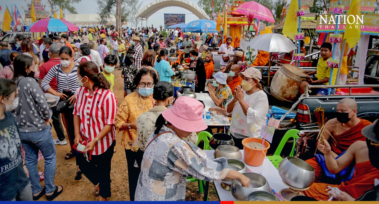 Locals, tourists in South observe ceremonies marking end of Buddhist Lent