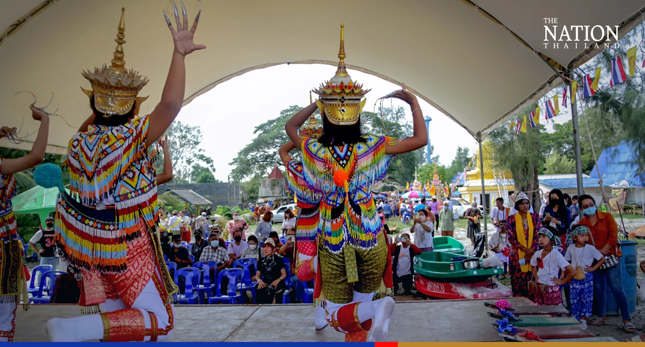 Locals, tourists in South observe ceremonies marking end of Buddhist Lent