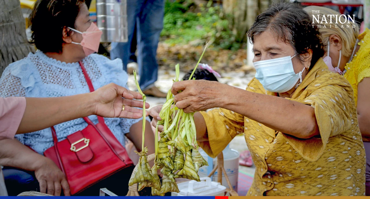 Locals, tourists in South observe ceremonies marking end of Buddhist Lent