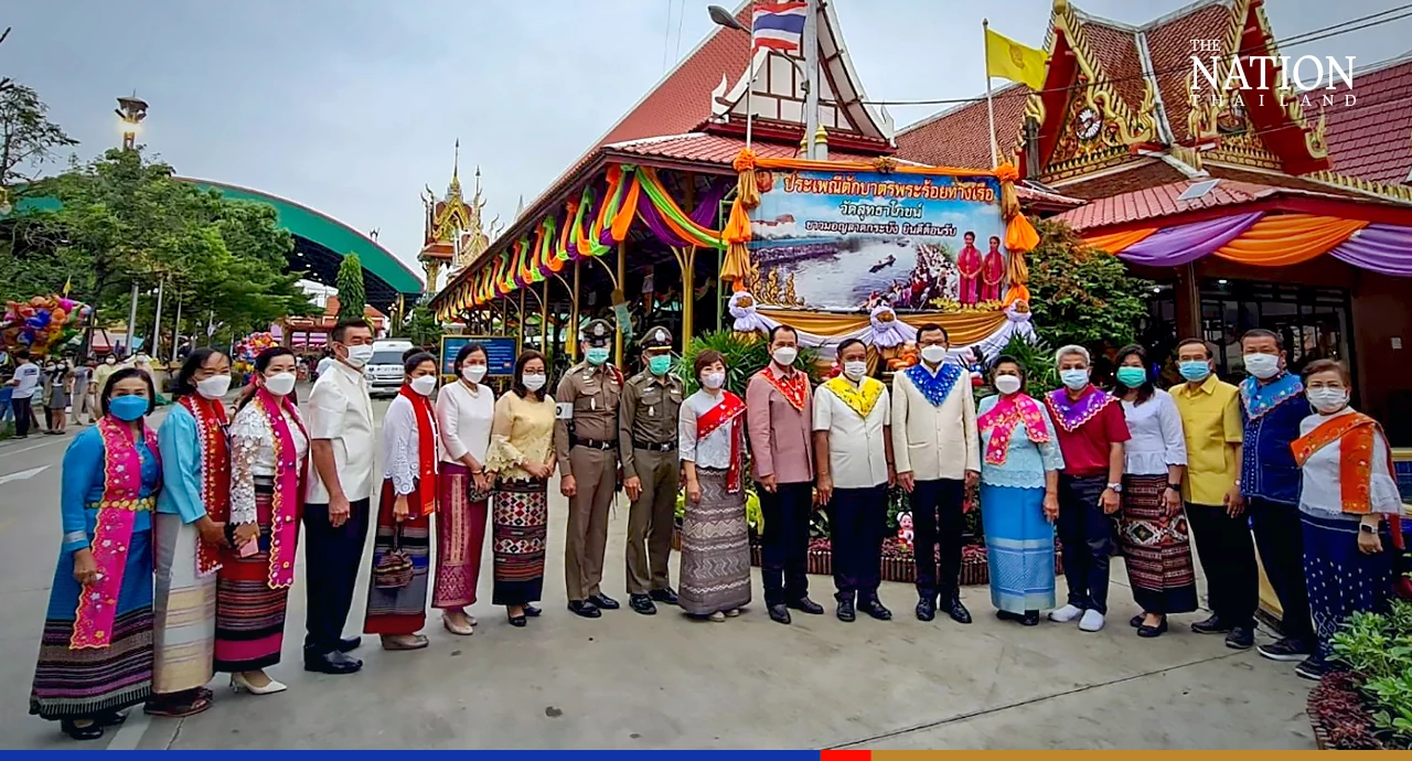 Lat Krabang locals keep Mon tradition of giving alms to 100 monks alive