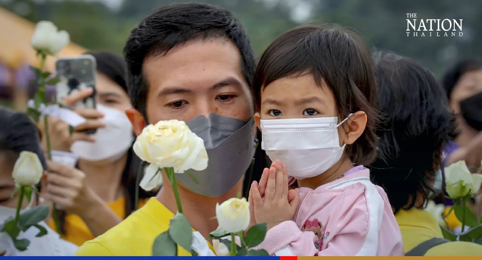 Crowds pay respects before new King Rama IX statue at Chalerm Phrakiat Park
