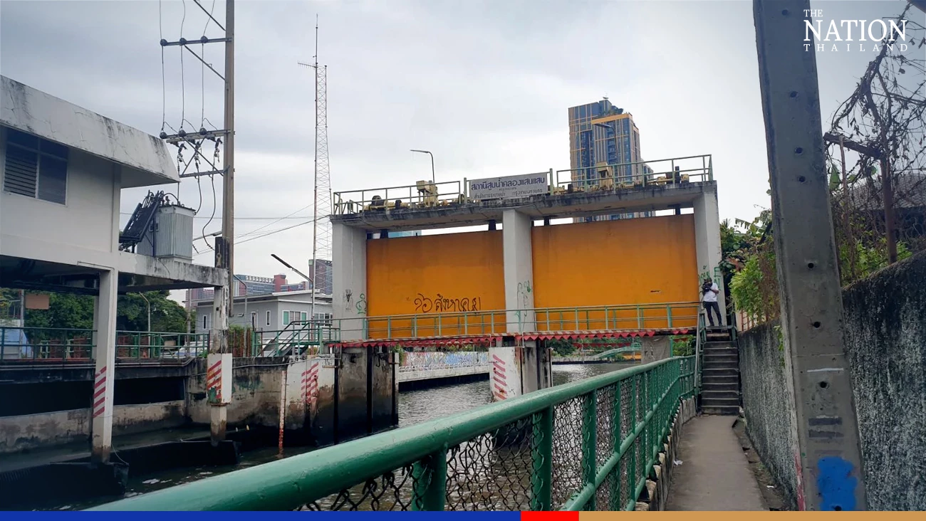 Wayward teens said to be behind stone-throwing attack on Bangkok canal boat