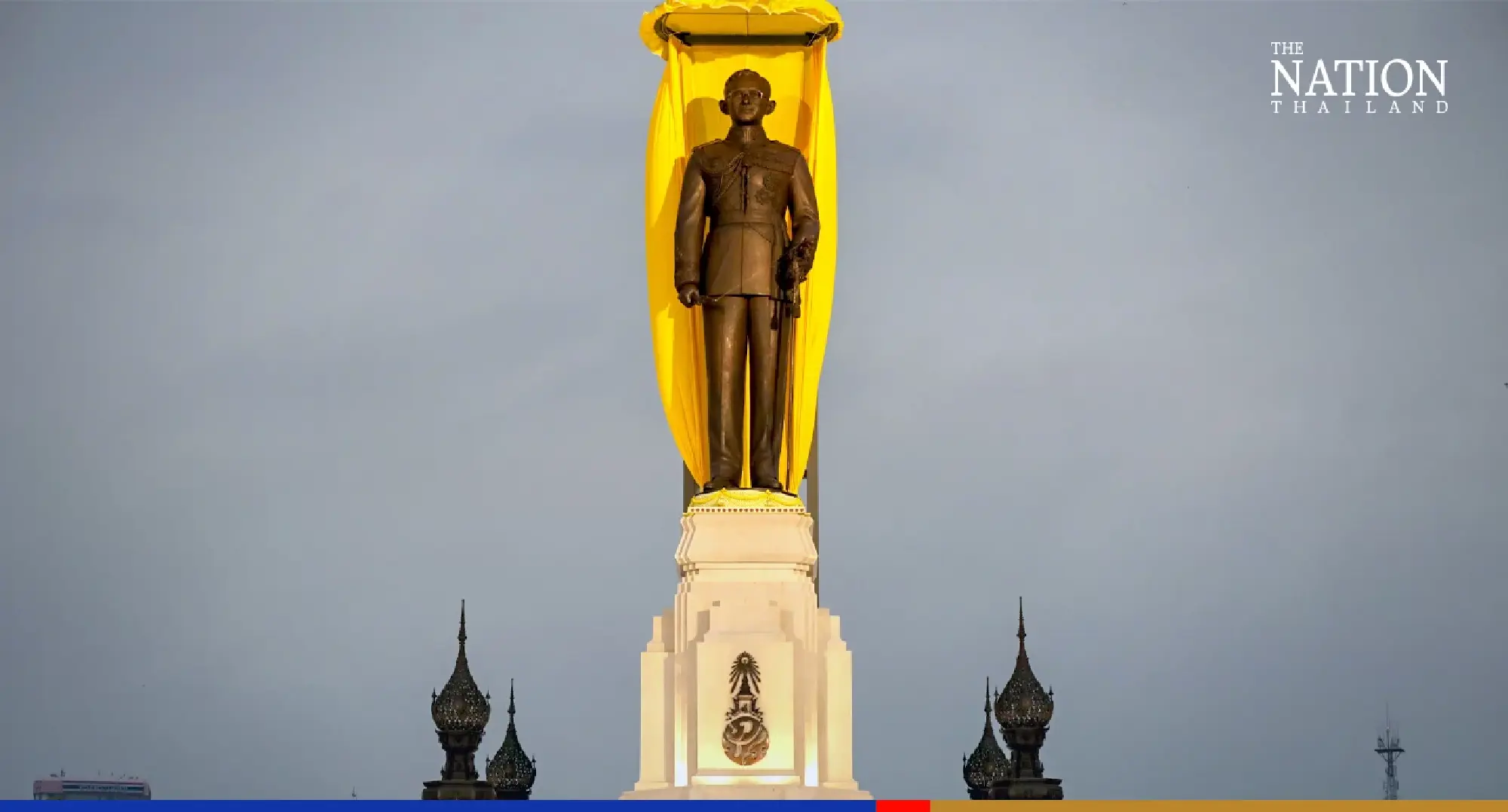 Crowds pay respects before new King Rama IX statue at Chalerm Phrakiat Park