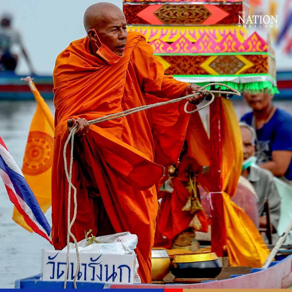 Locals, tourists in South observe ceremonies marking end of Buddhist Lent