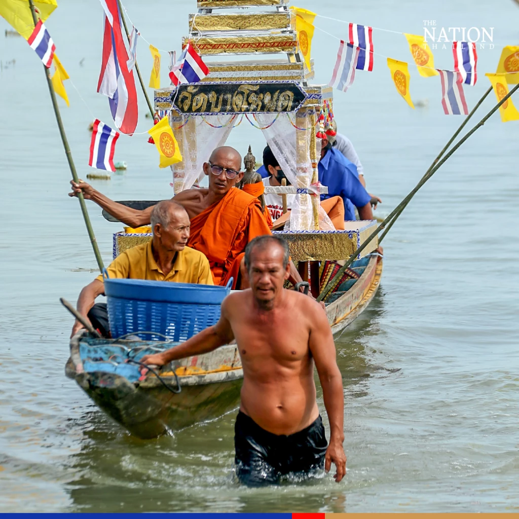Locals, tourists in South observe ceremonies marking end of Buddhist Lent
