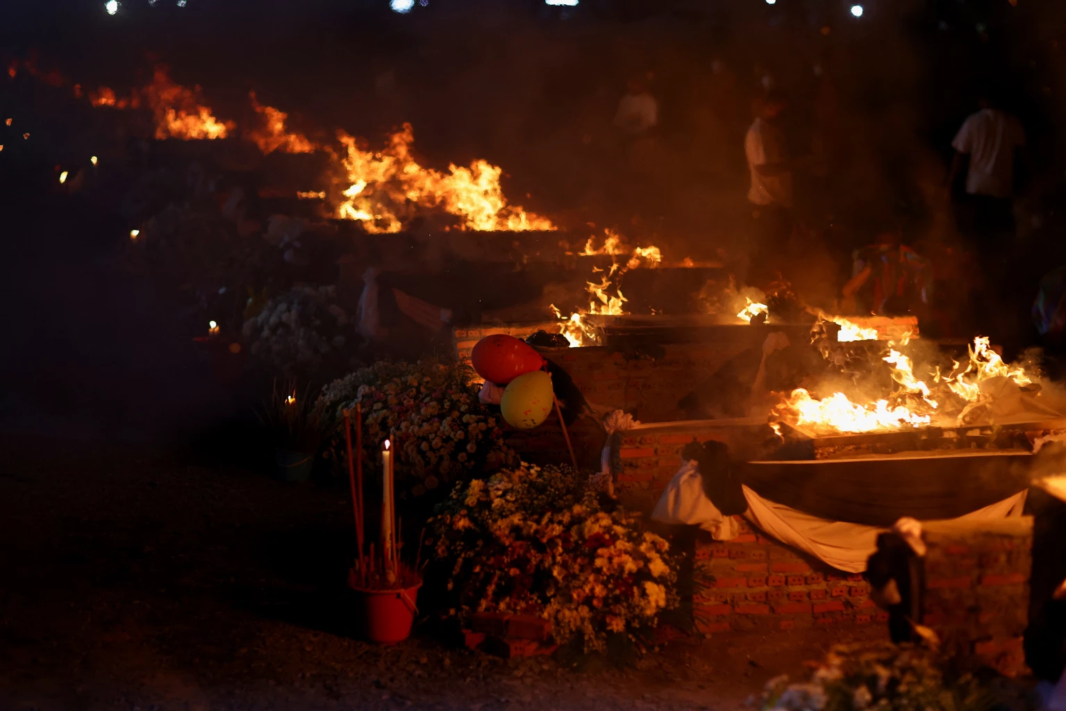 Thai massacre victims 'sent to heaven' in mass cremation