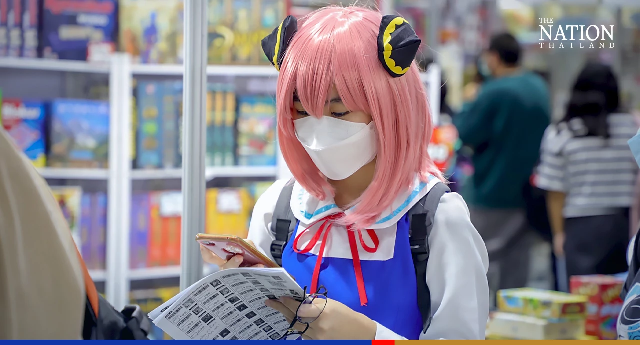 Avid readers queue for hours on first day of book fair